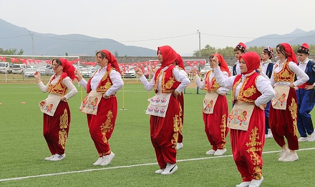19 Mayıs Atatürk’ü Anma Gençlik ve Spor Bayramı sebebiyle İznik İlçe Stadyumunda kutlama merasimi gerçekleştirildi