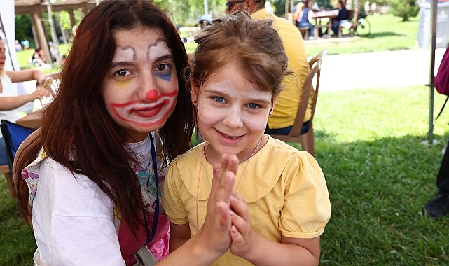 Çankaya Belediyesi, 2023-2024 eğitim-öğretim yılı sona ererken birinci ve ortaokul öğrencilerine karne şenliği düzenliyor