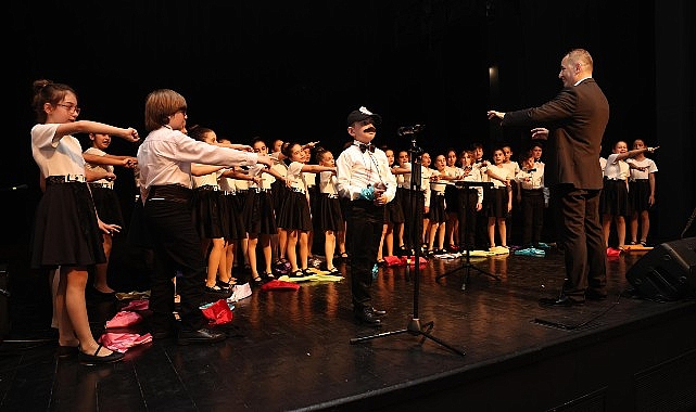 Çocuk ve gençlik korosundan mükemmel performans