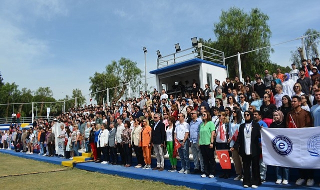 “Ege’ye Vefa Yılı Şenlik Yürüyüşü” renkli imgelere sahne oldu
