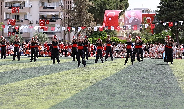 Gençlerin halk oyununa giderek artan ilgisine Efes Selçuk Belediyesi takviye oluyor.