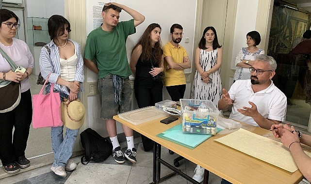 Klâsik Türk sanatlarından “Tezhip” hem anlatıldı hem uygulandı