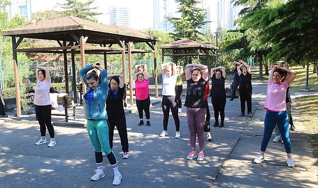Küçükçekmece Belediyesi, kent sakinlerini güne zinde başlatmak ve sağlıklı bir yaşama teşvik etmek emeliyle açık havada sabah sporları düzenliyor