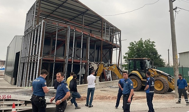 Kartepe Belediyesi Yapı Kontrol Müdürlüğü takımları kaçak yapılarla ilgili kararlı uğraşını sürdürüyor