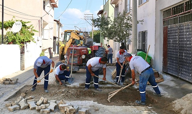 Burhaniye Belediyesi Fen İşleri Müdürlüğü grupları, ilçe genelinde yol çalışmalarına aralıksız devam ediyor