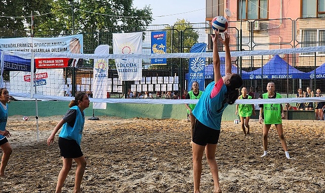 Gölcük Belediyesi yaz spor aktiflikleri kapsamında klâsik olarak düzenlenen plaj voleybolu turnuvası, bu yıl da rekor iştirakle başladı