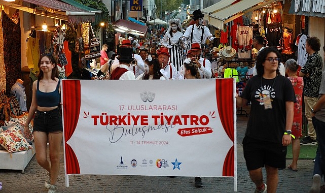 İzmir Büyükşehir Belediyesi ve Efes Selçuk Belediyesi dayanağı ile düzenlenen 17. Milletlerarası Türkiye Tiyatro Buluşması Efes Selçuk’ta başladı