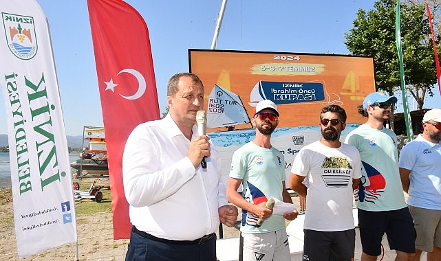 İznik Gölü’nde gerçekleştirilen yelken yarışlarında gençler rüzgara karşı mükemmel uğraşlar verirken kupalar da sahiplerini buldu