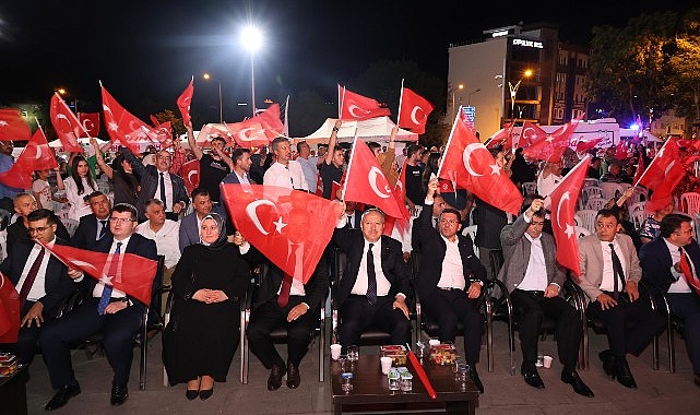 Nevşehirliler 15 Temmuz Demokrasi ve Ulusal Birlik Günü’nün yıldönümünde 8 yıl evvel olduğu üzere tekrar meydanlarda birebir ruh ve heyecanla bir ortaya geldi