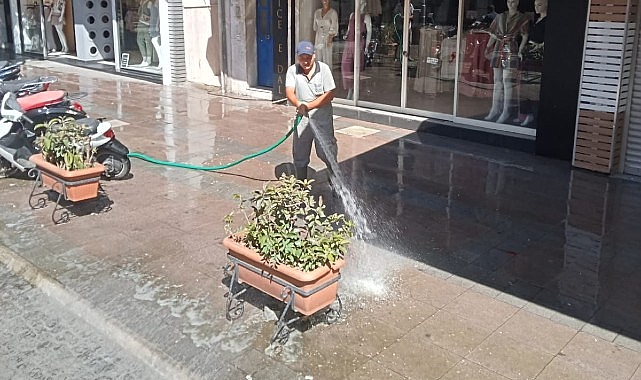 Salihli Belediyesi Paklık İşleri Müdürlüğüne bağlı takımlar cadde ve sokak yıkama çalışmalarına orta vermeden devam ediyor