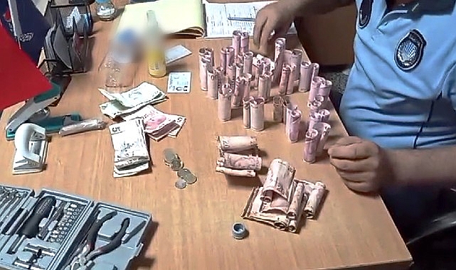 Sivas Belediyesi Zabıta Müdürlüğü takımları tarafından yakalanan bir dilencinin koltuk değneğinin içinden 7 bin liranın üzerinde para çıktı