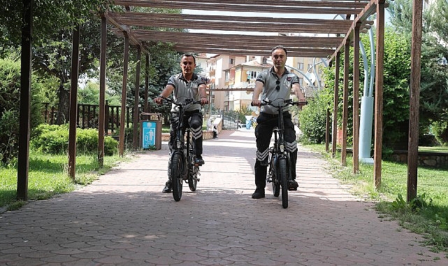 Sivas’ta park-bahçe ve mesire alanlarının güvenliğini sağlayan Belediye bünyesindeki güvenlikçiler, misyonlarını artık elektrikli bisiklet ve scooterlar ile yapıyor