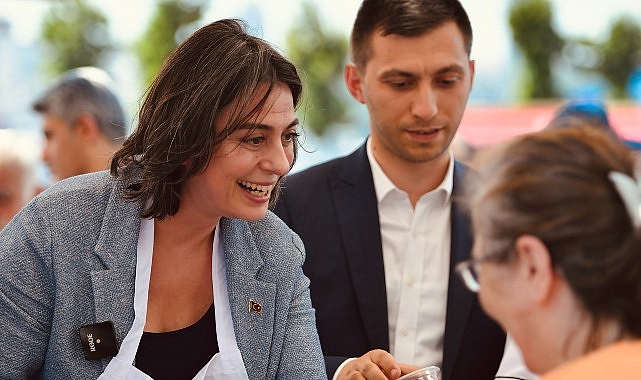 Üsküdar Belediye Başkanı Sinem Dedetaş, Muharrem Ayı münasebetiyle düzenlenen programda vatandaşlara aşure ikramında bulundu