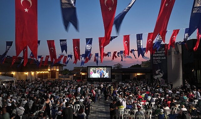 Üsküdar Belediyesi mesken sahipliğinde açık alanlarda yapılan klasik sinema günlerinin birincisi “Neşeli Günler” sinema gösterimiyle başladı