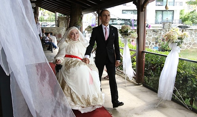 Büyükşehir’in Manisiz Taksisi gelin arabası oldu; Bu kere ömür uzunluğu mutluluğa taşıdı