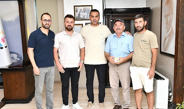 Çiğli Belediyesi Çalışanları Buldukları Altını Sahibine Ulaştırdı