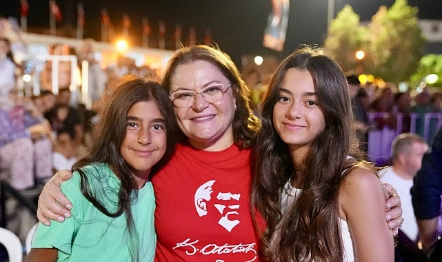 Didim Belediyesi 30 Ağustos Zafer Bayramı’nı mükemmel bir programla kutladı. Kutlamalar kapsamında Fener Alayı ve Kubat Konseri gerçekleştirildi.