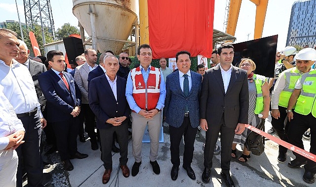 İBB Başkanı Ekrem İmamoğlu, Mahmutbey-Bahçeşehir-Esenyurt Metro Çizgisi’nde çalışan işçilerle bir ortaya gelerek, TBM aygıtının ilerlemesine tanıklık etti