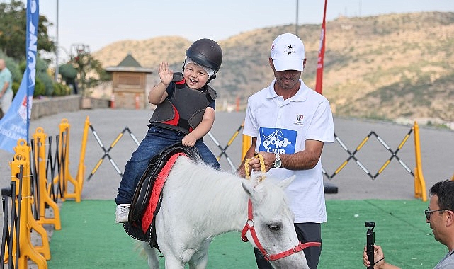 Nevşehir Belediyesi ile Türkiye Jokey Kulübü işbirliğinde düzenlenen ‘Pony Club Kentinize Geliyor’ isimli proje kapsamında Kayaşehir’de atlara binen çocuklar unutamayacakları bir tecrübe yaşadılar