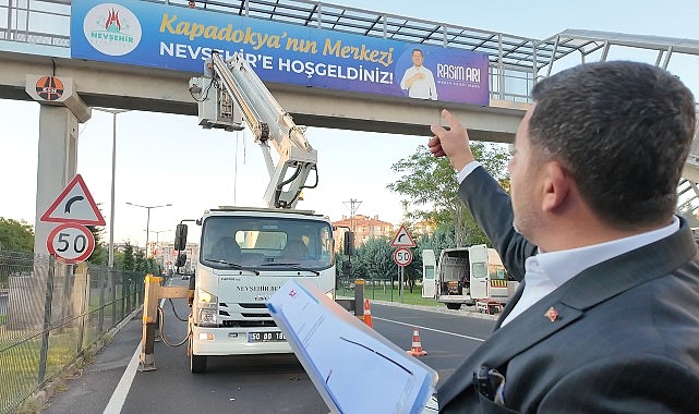 Nevşehir Belediyesi tarafından bir müddet evvel bir üst geçide asılan ve Karayolları Bölge Müdürlüğü tarafından kaldırılan ‘Kapadokya’nın Merkezi Nevşehir’e Beğenilen Geldiniz’ yazısı tekrar birebir yerine asıldı