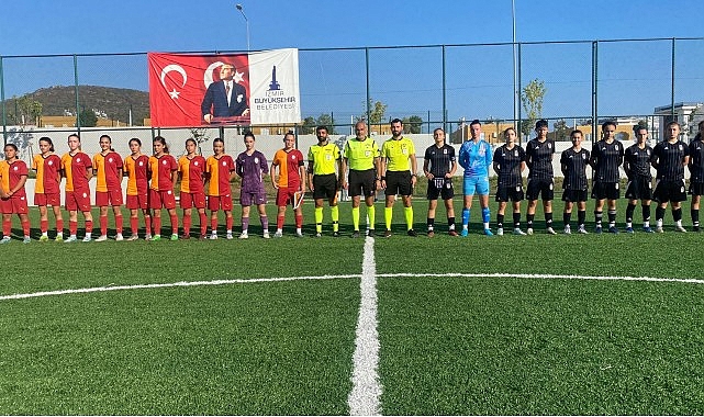 Cumhuriyet kızları Zafer Bayramı için alana çıktı