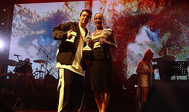 Efes Selçuk kurtuluşunun 102. yılında Norm Seçkin ile parladı