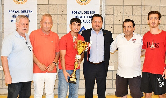 Futbol turnuvasında dereceye giren kadrolara kupaları verildi