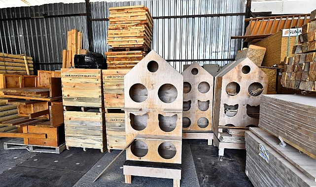 Geri dönüştürülen gereçler çocuklara oyuncak, can dostlara yuva oluyor