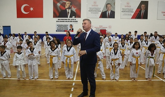 Gölcük Belediyespor bünyesindeki Taekwondo branşında bulunan 330 sportmen, düzenlenen merasimle nesil atladı.