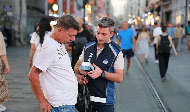 İstanbul Büyükşehir Belediyesi (İBB), İstanbul’un turistik ve tarihi bölgelerinde geçersiz parfüm satıcılarıyla çabayı sürdürüyor