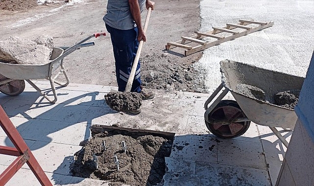 Kahramankazan Belediyesi, yeni eğitim öğretim devri öncesi ilçedeki okullara yönelik kapsamlı bakım ve tamir çalışması yapıyor