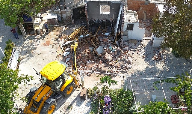 Kemalpaşa Belediyesi, güvenlik tehlikesi oluşturan ve imaj kirliliği yaratan metruk binaların yıkımına devam ediyor.
