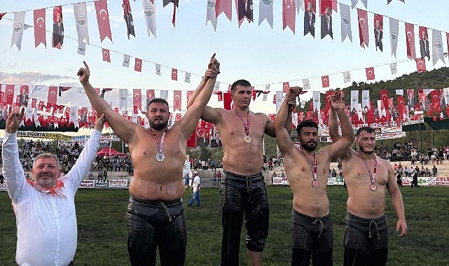 Kemer Belediye güreşçisinden ikili kürsü