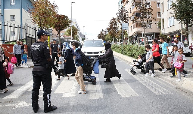Küçükçekmece zabıtasından okul önlerinde kontrol.