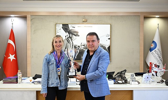 Lider Böcek’den Şahika Ercümen’e : ‘Bu gurur bize yeter’