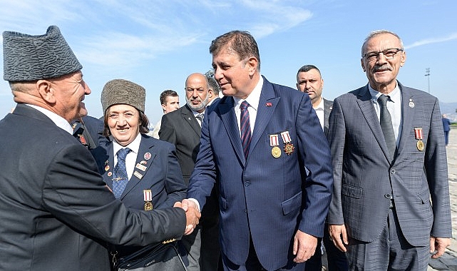 Lider Tugay babasının madalyalarıyla kahramanların gününe katıldı
