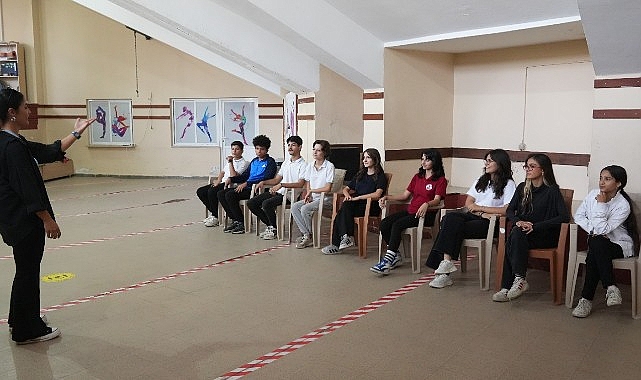 Milas Belediyesi eğitim alanındaki hizmetlerini sürdürüyor. Yeni eğitim-öğretim yılının başlamasıyla birlikte ödev takviye ve marifet kurslarına kayıt yaptıran öğrenciler için ders zili çaldı.