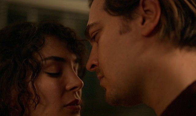 Netflix, başrolünde Çağatay Ulusoy’un yer aldığı “Tam Bir Centilmen” sinemasının fragmanını paylaştı.