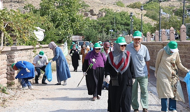 Selçuklu Belediyesi etraf hassaslığı ismine Dünya Paklık Günü hasebiyle Sille’de “Doğa İçin Adım Atıyoruz” aktifliği düzenledi
