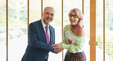 Ünlü şarkıcı Hande Yener, meme kanserini yenme deneyimiyle kadınlara güç verdi