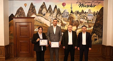 “İlmek İlmek Türkiye” Halı Motifi Vali Fidan’a Armağan Edildi