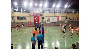 Çiğli Belediyesi’nin Voleybol Takımları Ligde Zirvede