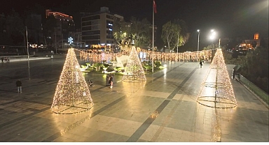 Büyükşehir Belediyesi Antalya’yı süslüyor